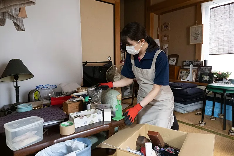 女性が不用品回収している姿