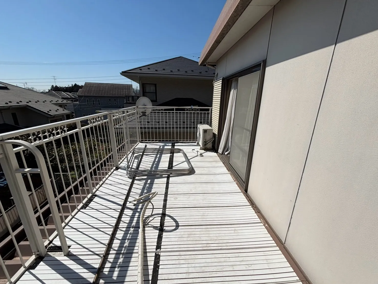 町田市残置物撤去前のベランダ