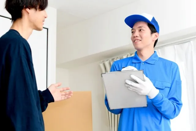 不用品回収業者と会話を交わしている人