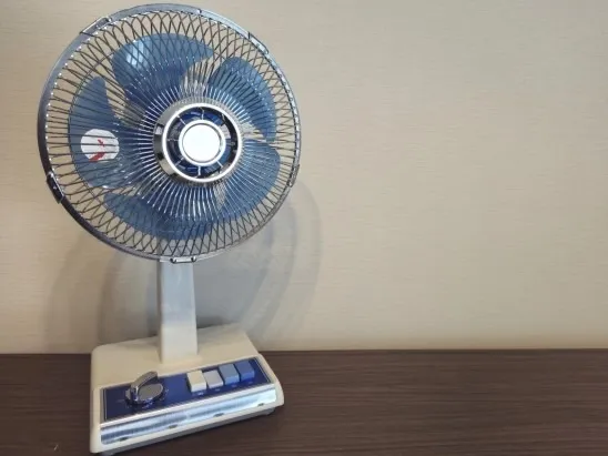 古びた扇風機をイメージした画像
