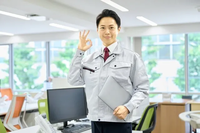 ノートパソコンを持ったリサイクル業者