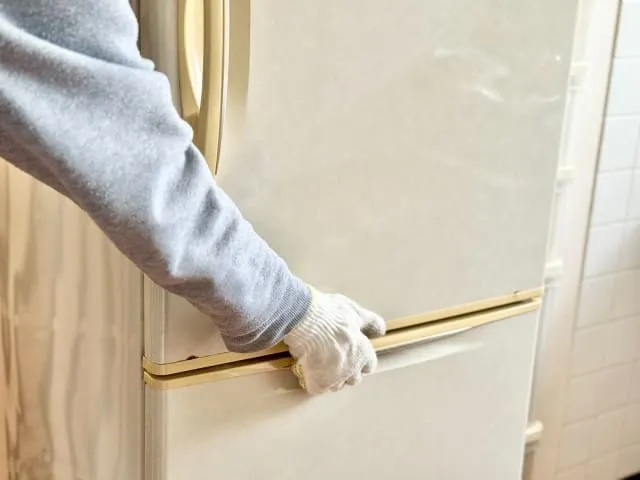 不用品回収業者が作業を進めている画像
