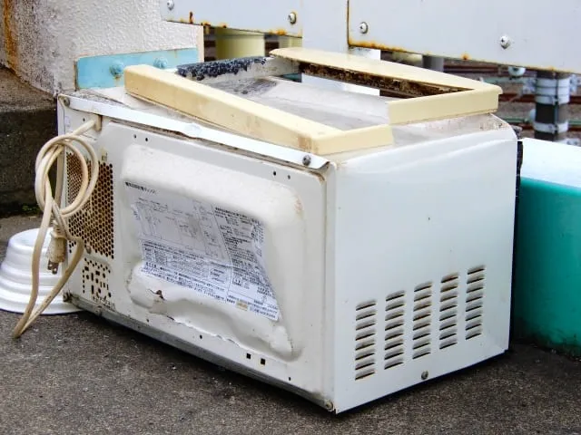 不法投棄された電子レンジ