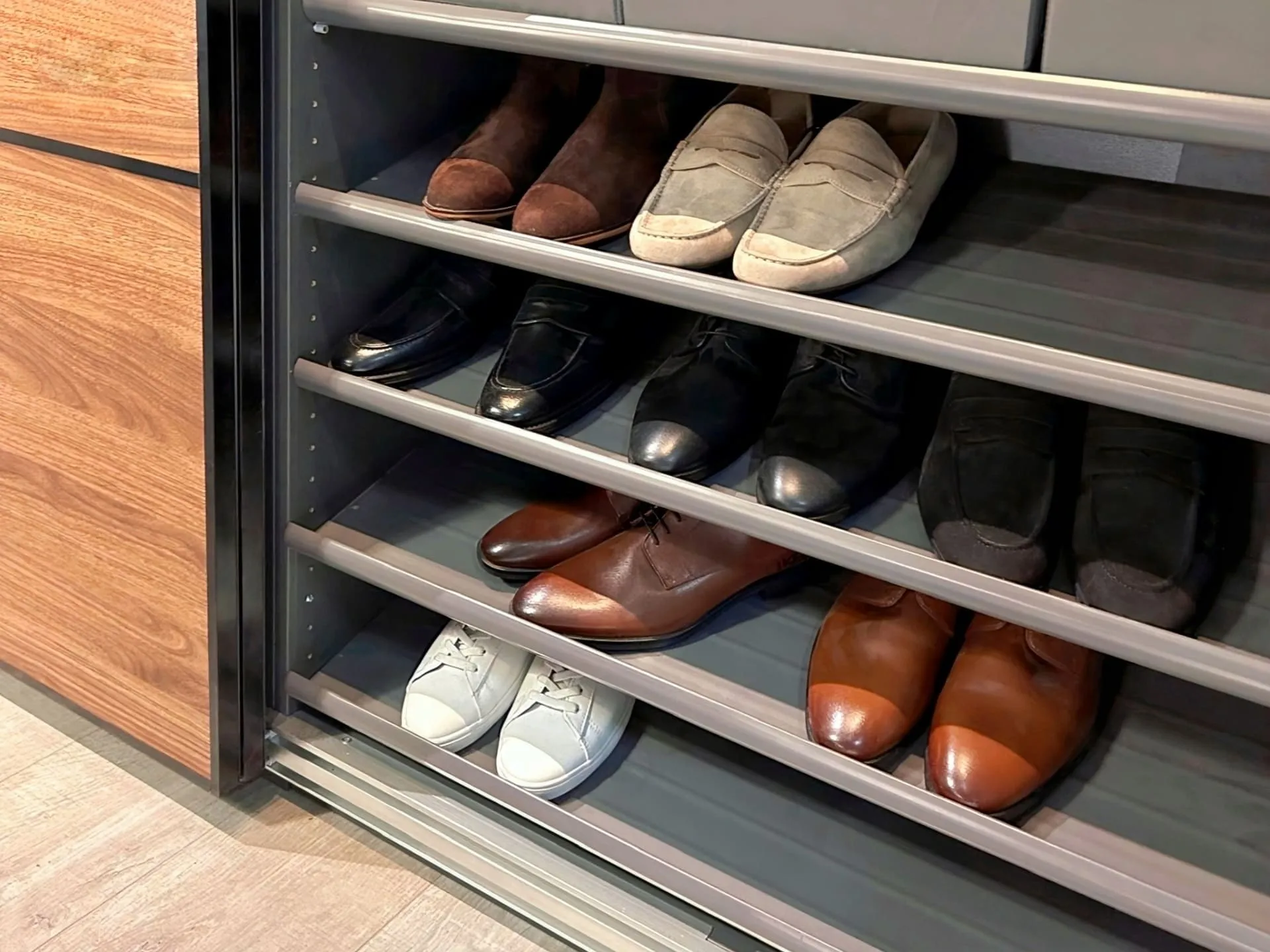 靴の捨て方完全ガイド｜ゴミの分別ルールと賢く手放す5つの方法