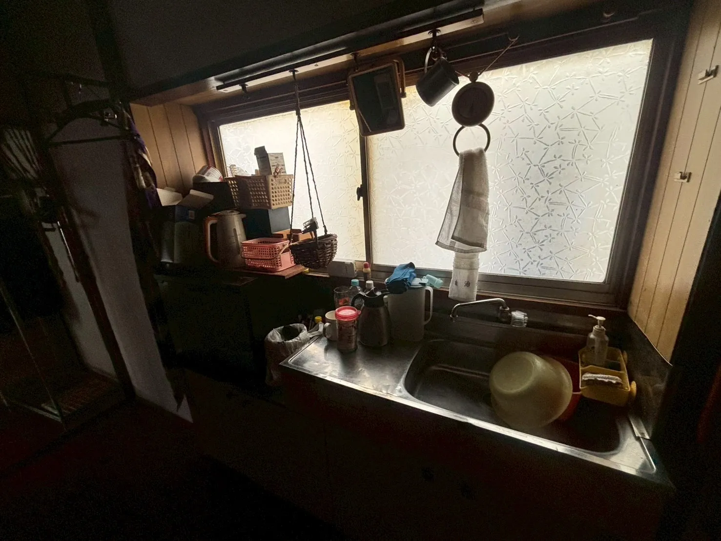 練馬区残置物撤去作業をするキッチンの写真