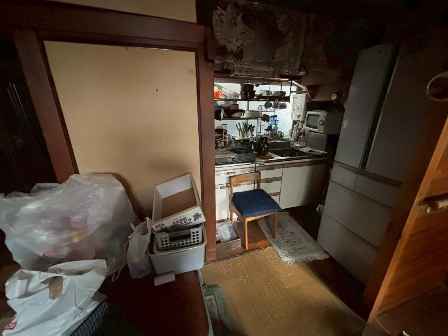 練馬区の一戸建ての残置物撤去をする前のキッチン