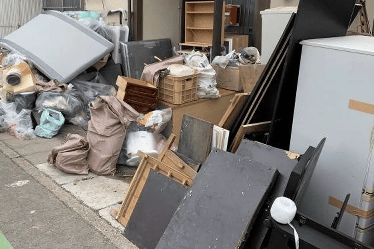 残置物撤去時に出た不用品をまとめてある様子