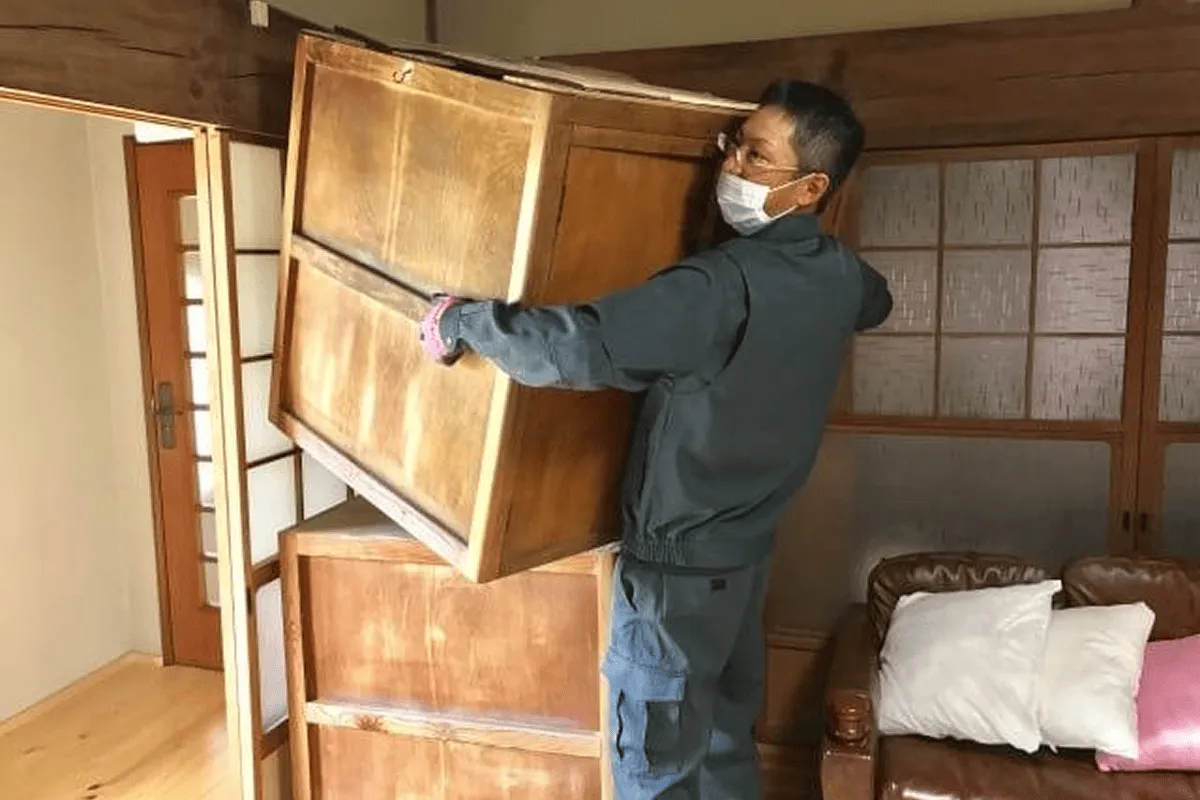不用品回収のエスフロ東京スタッフの残置物撤去作業